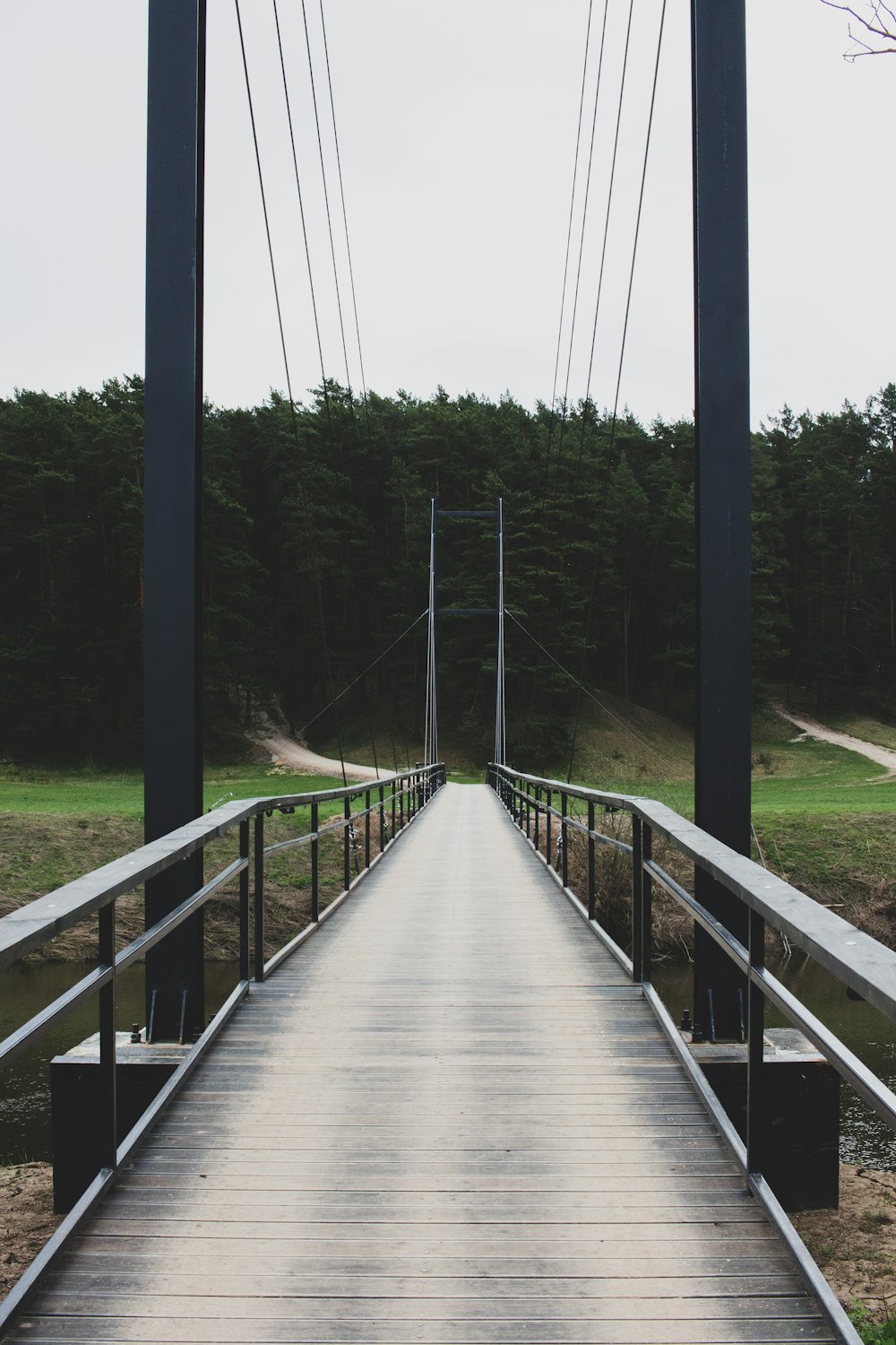 uma ponte de madeira com um corrimão