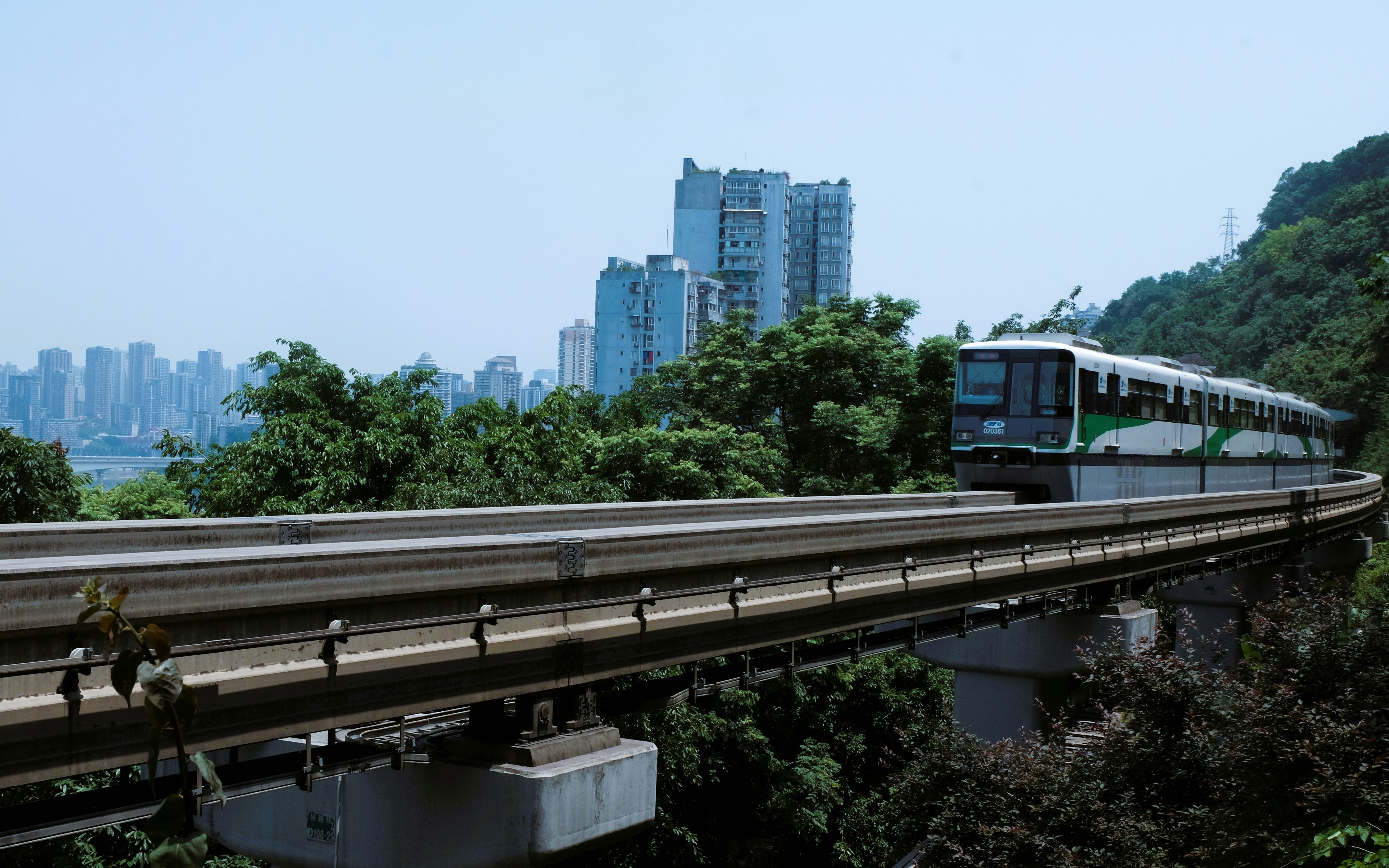 Trains à grande vitesse dans une grande gare ferroviaire à Chongqing, en Chine
