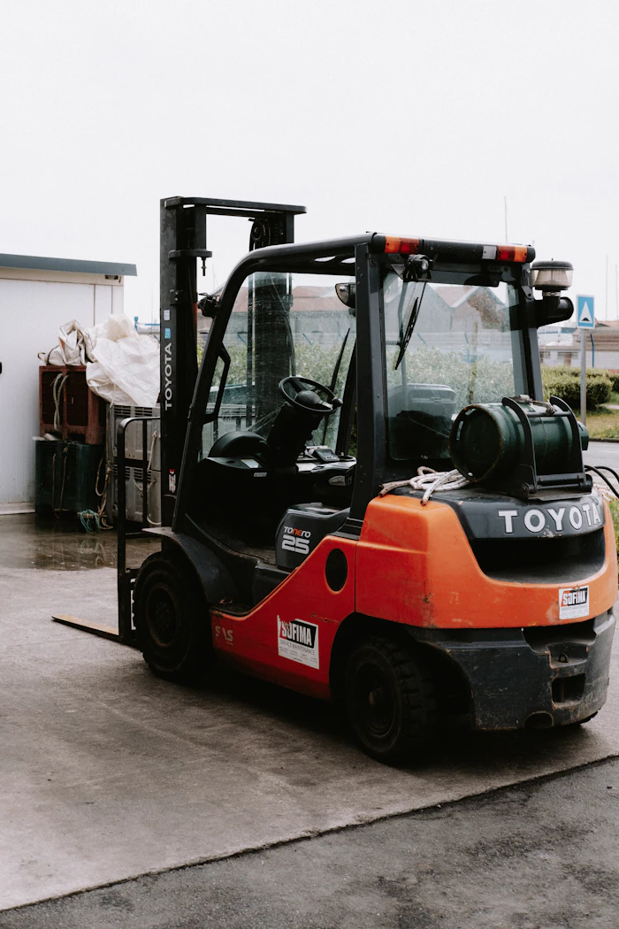 Dışarıda park halindeki forklift