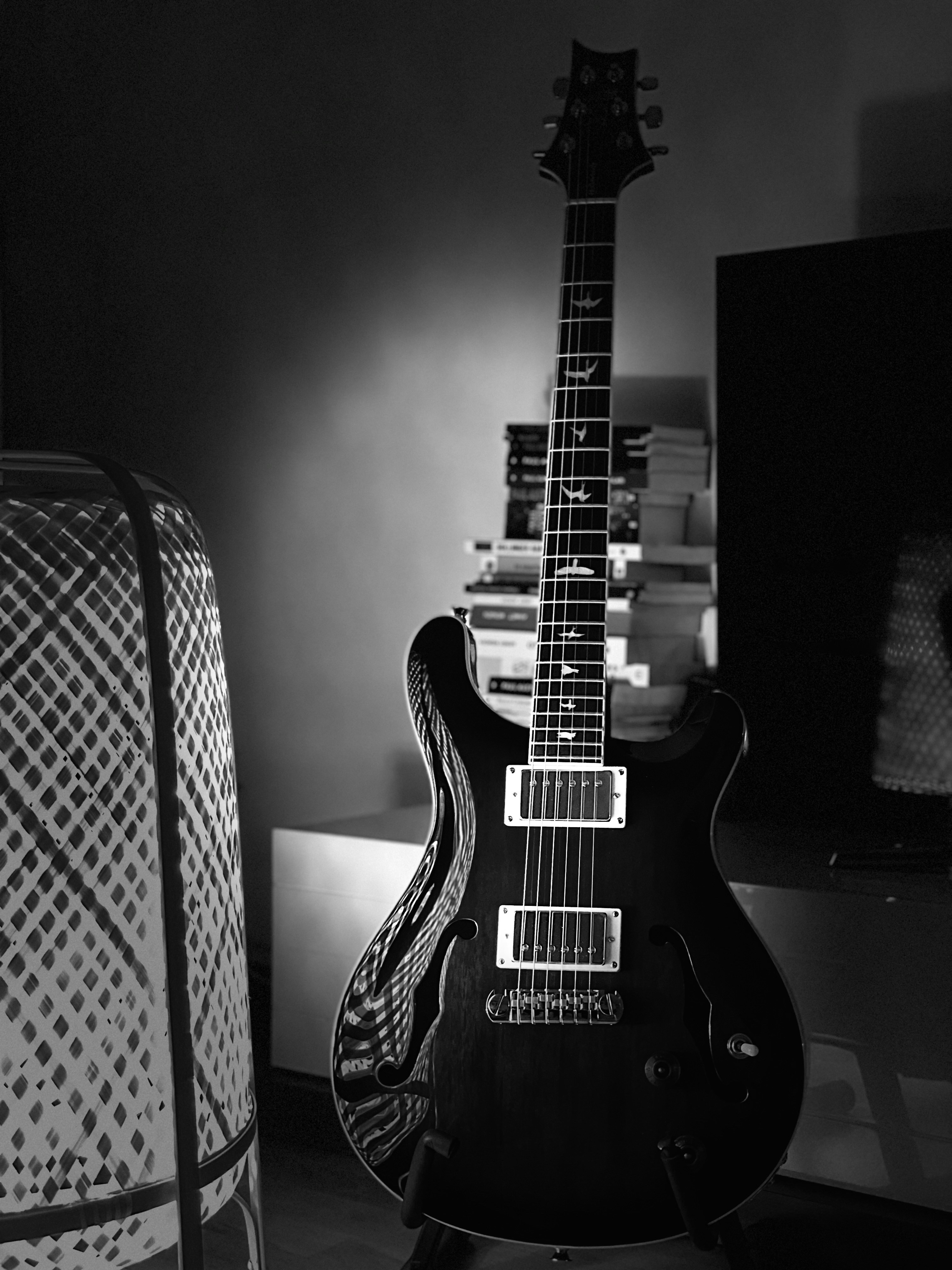Una foto en blanco y negro de una guitarra y una guitarra foto – Imagen de  Gris gratuita en Unsplash, image size:3000x4000