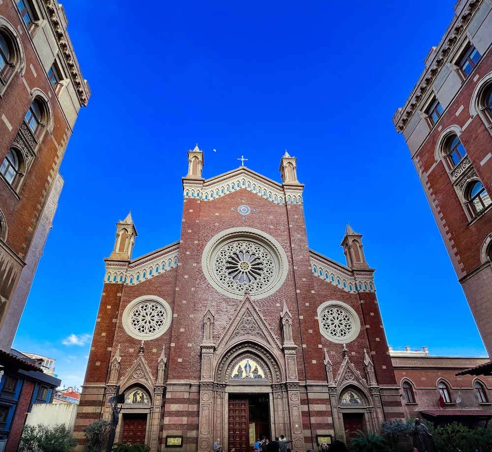 Un grande edificio in mattoni con un orologio su di esso