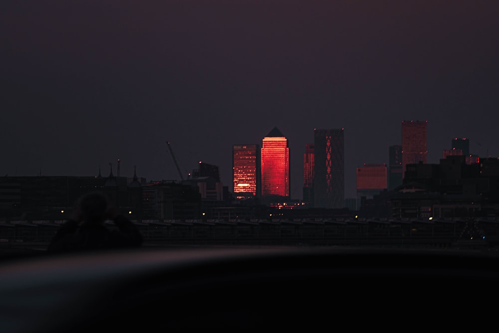 Un horizon de la ville la nuit