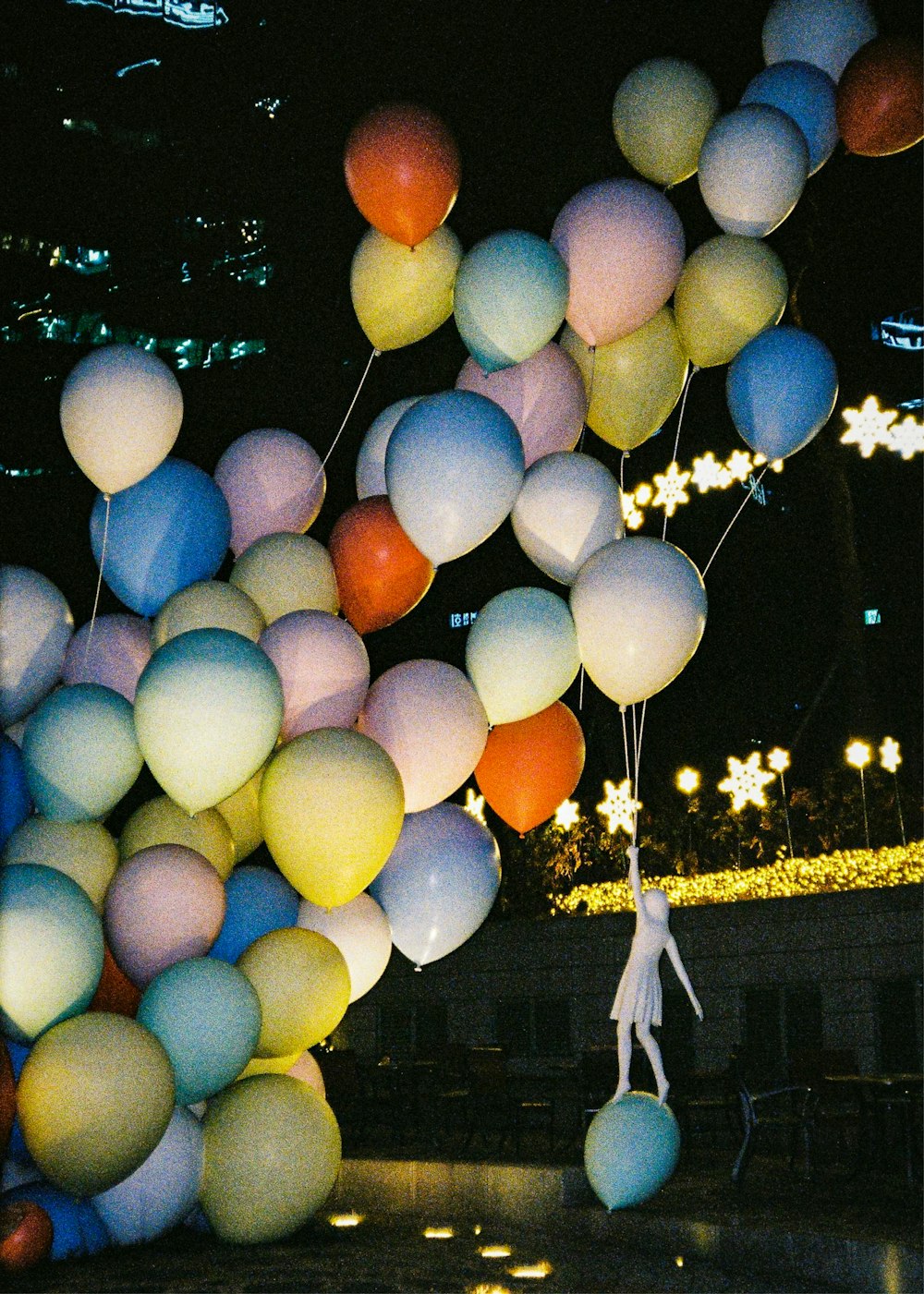 une personne tenant un tas de ballons