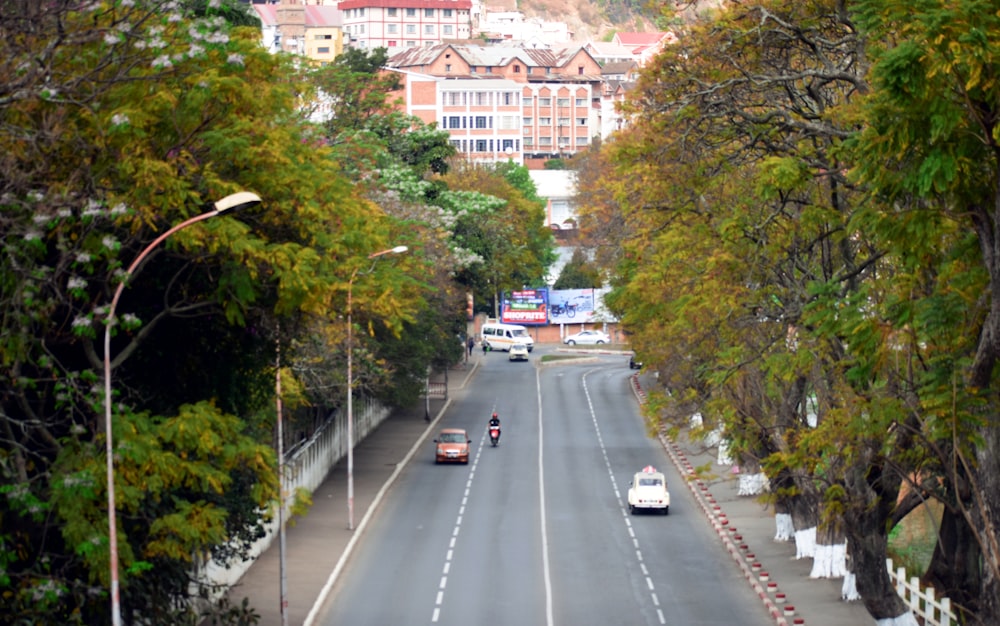 una carretera con coches y edificios al lado