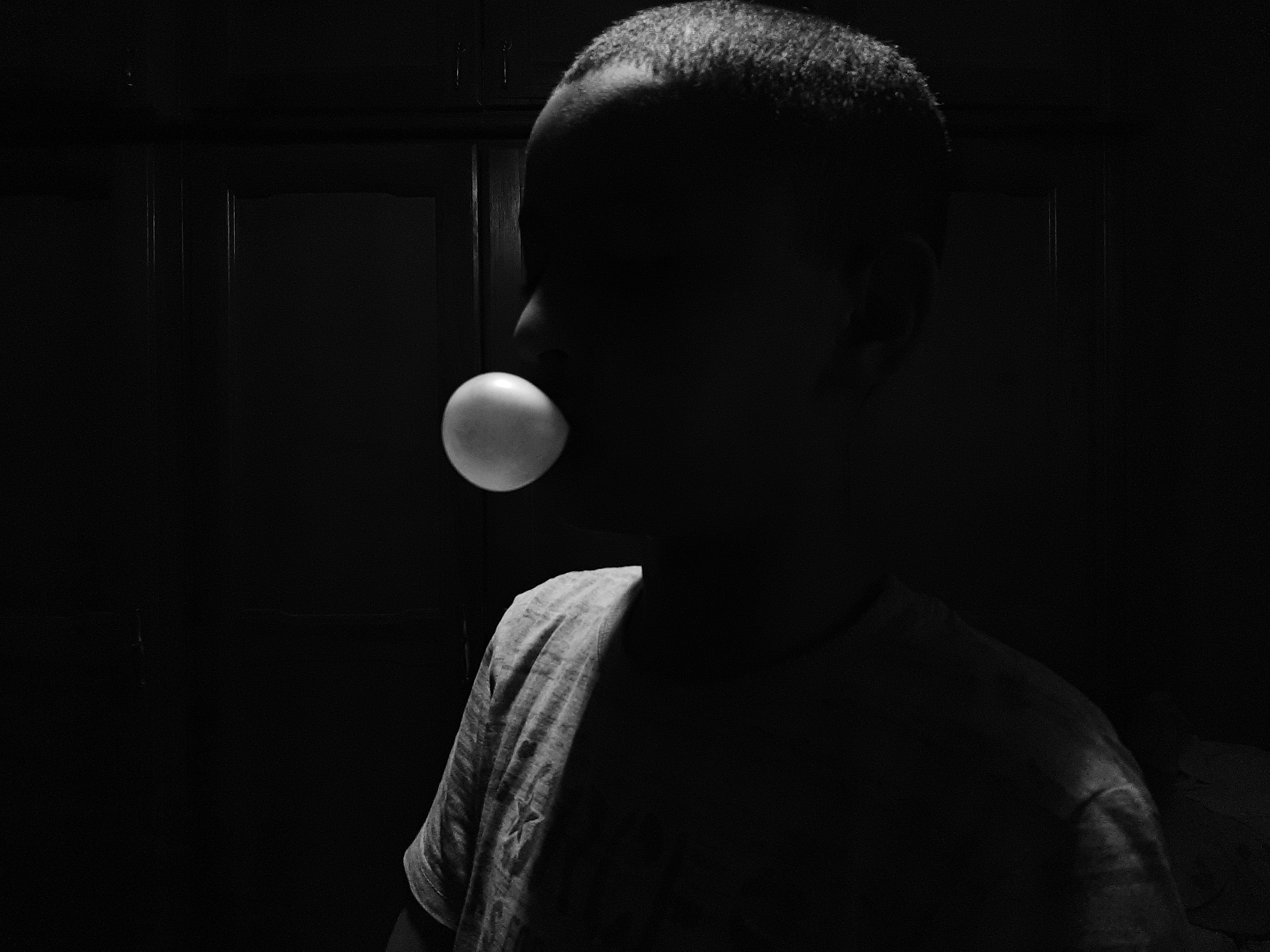 Ein Mann, der auf einen Ball hinunterschaut