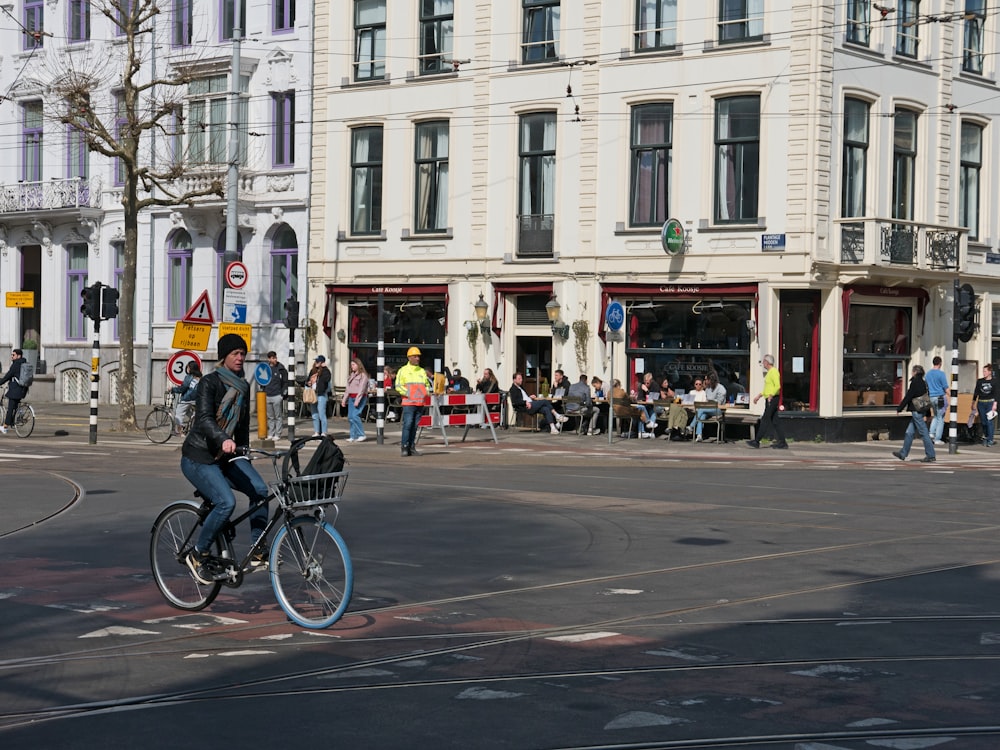 une personne qui fait du vélo dans une rue ;