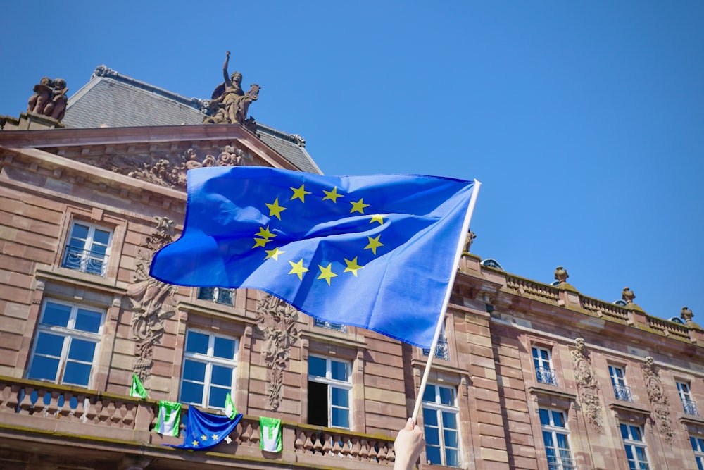 un drapeau sur un poteau devant un bâtiment