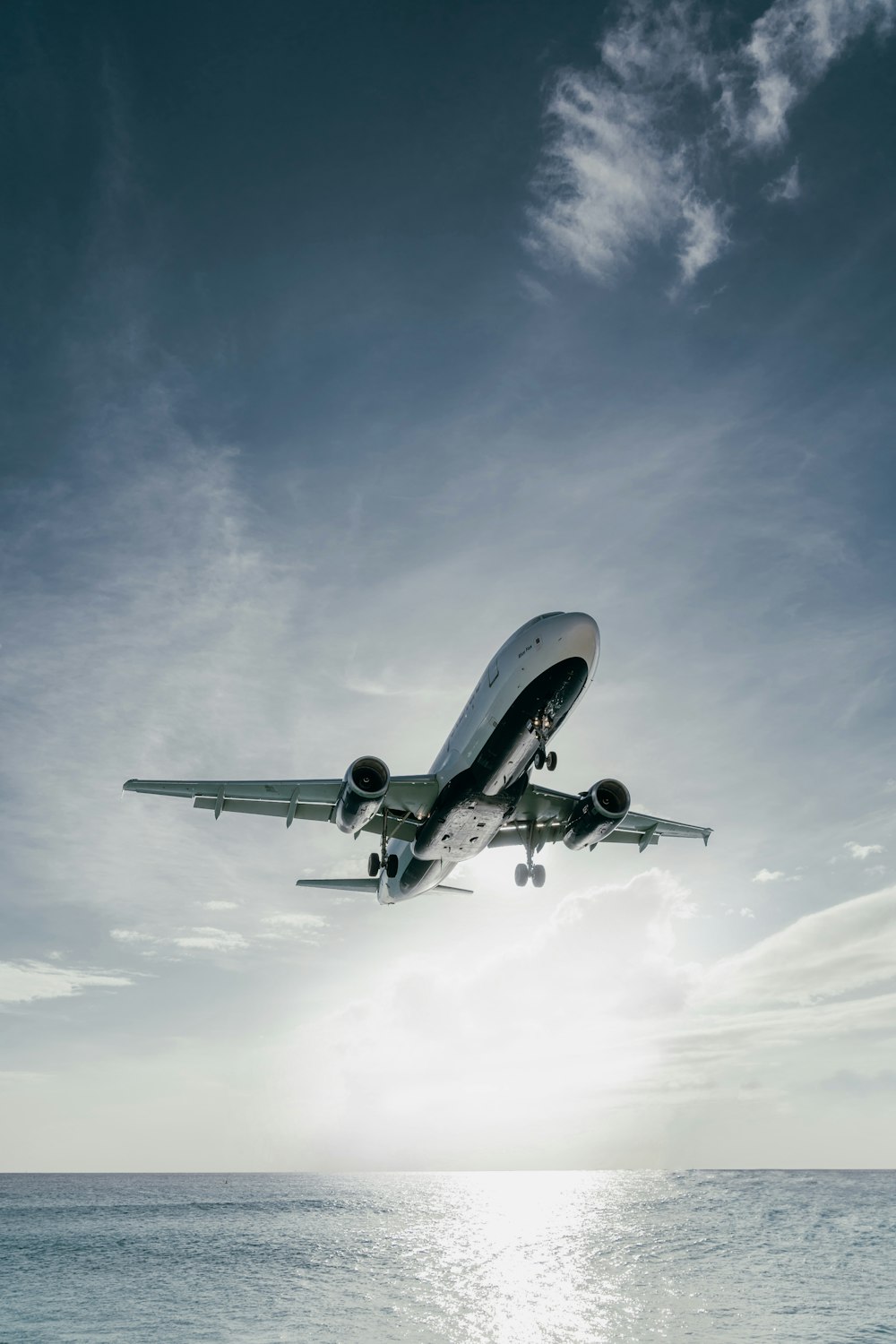 Ein Flugzeug fliegt über Wasser