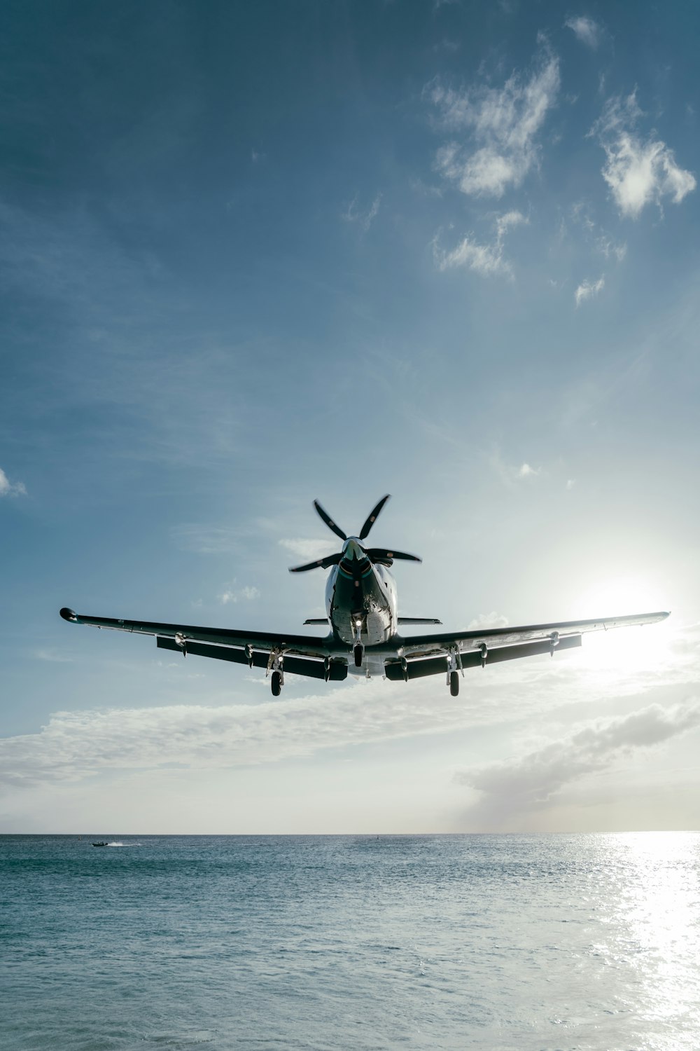 Ein Hubschrauber fliegt über Wasser