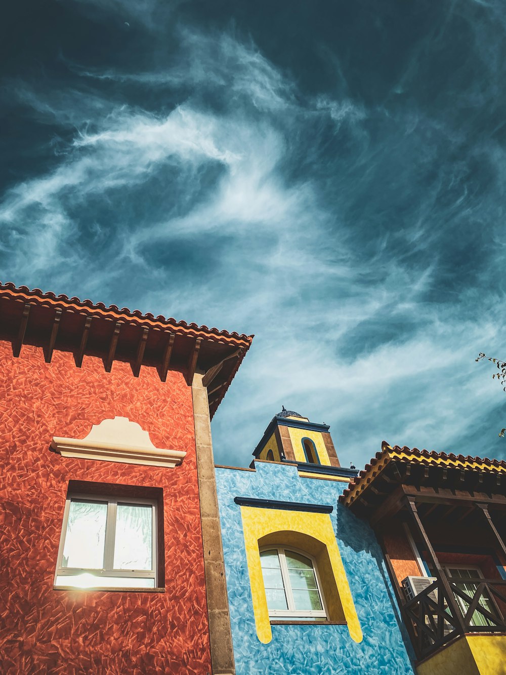 um par de edifícios com um céu nublado acima