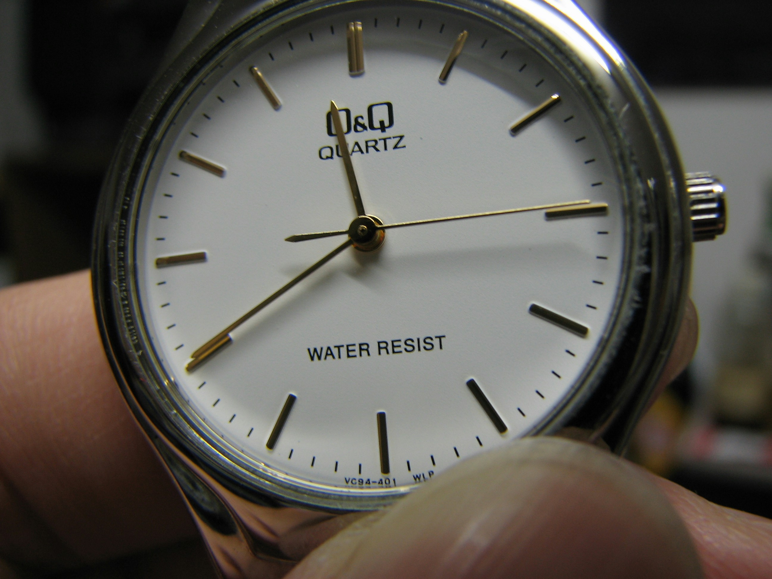 Una mano sosteniendo un reloj