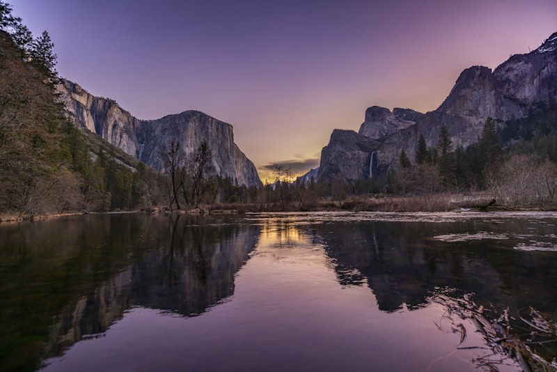Lago rodeado de montañas en Yosemite