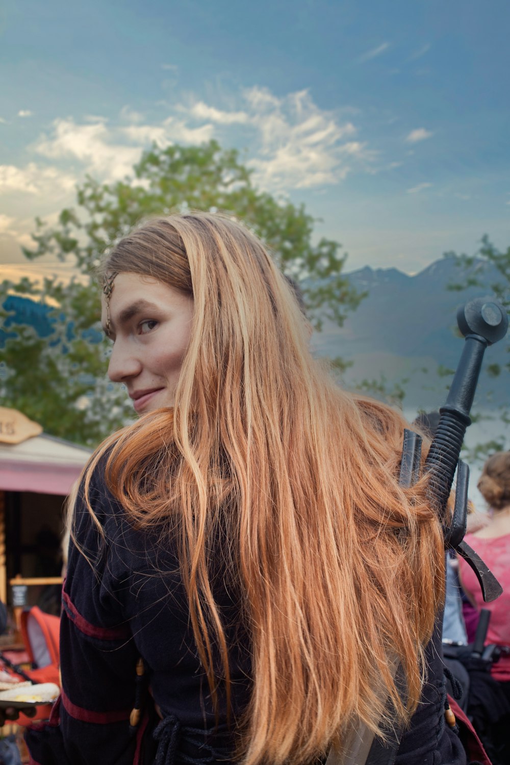 Una donna con i capelli lunghi