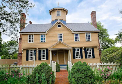 Country house with a large front yard