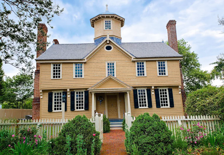 Country house with a large front yard