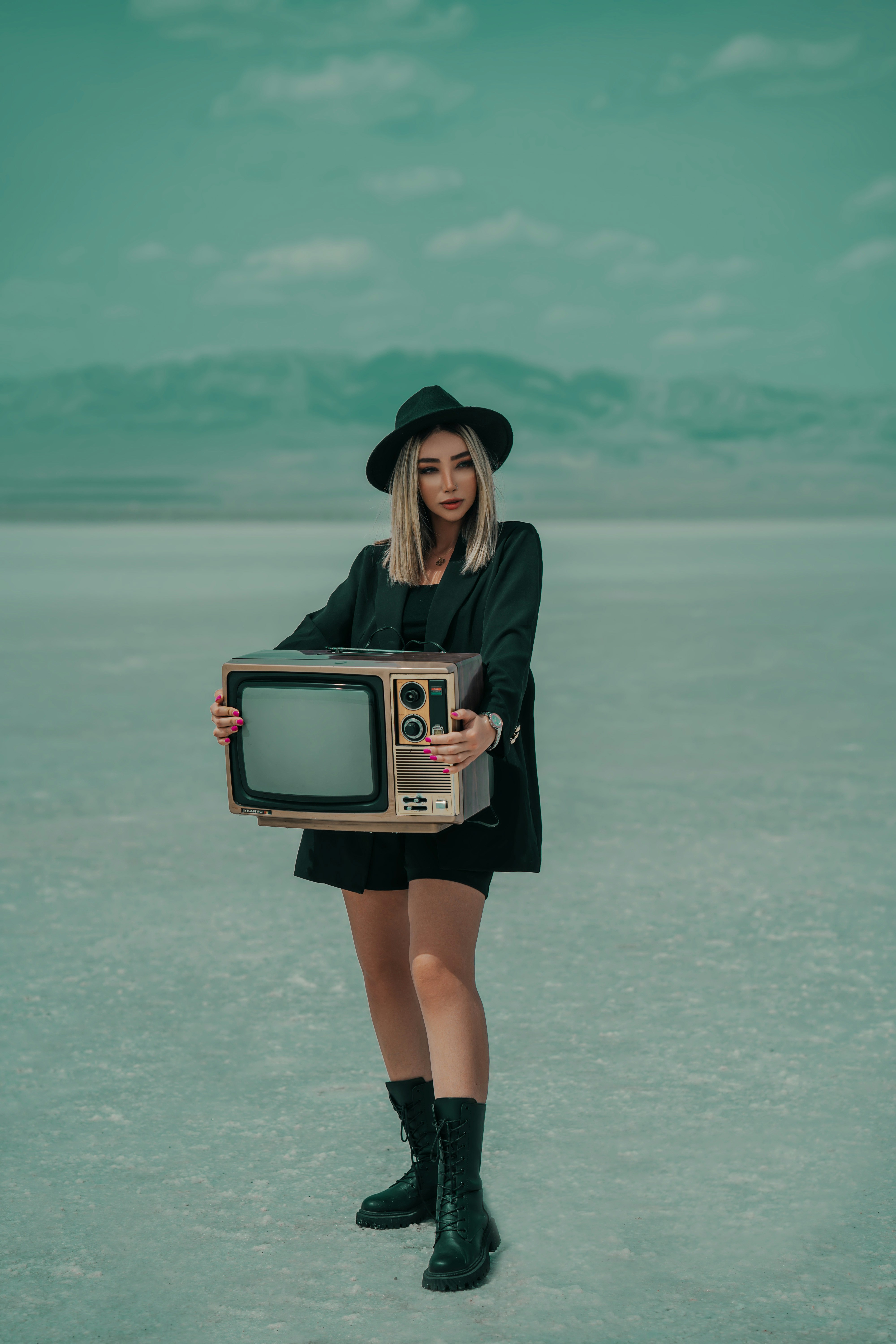 une personne tenant un ordinateur portable