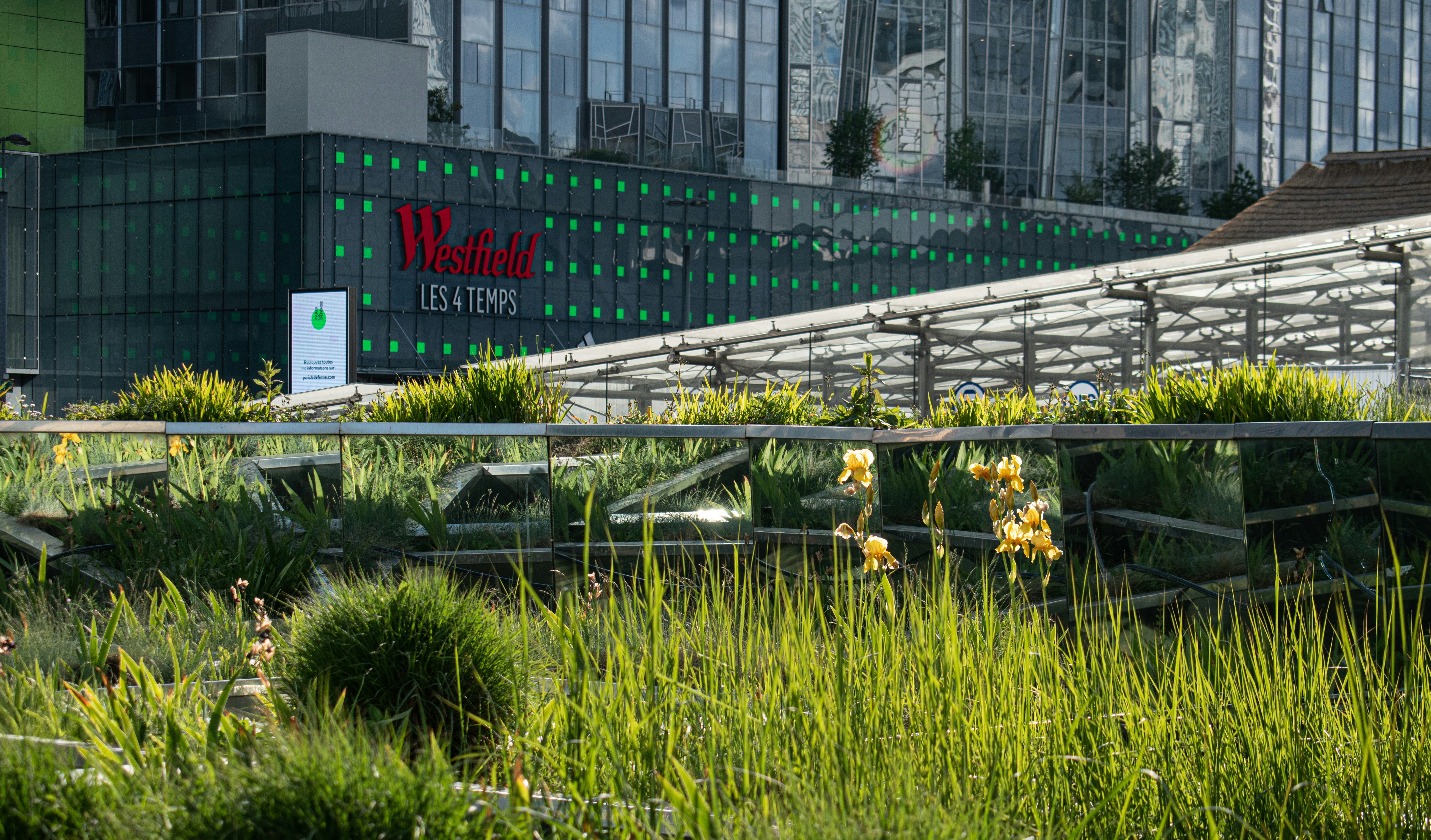 ein Gebäude mit einem Schild darauf