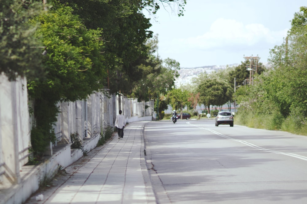 une personne marchant sur un trottoir