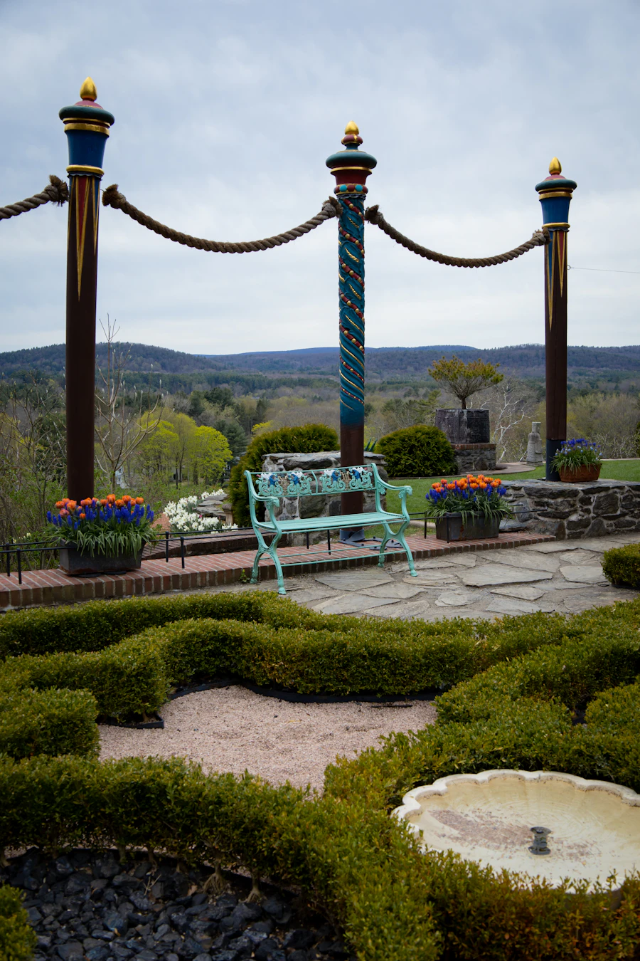 Gartenweg mit Naturstein-Detail und Sitzbank