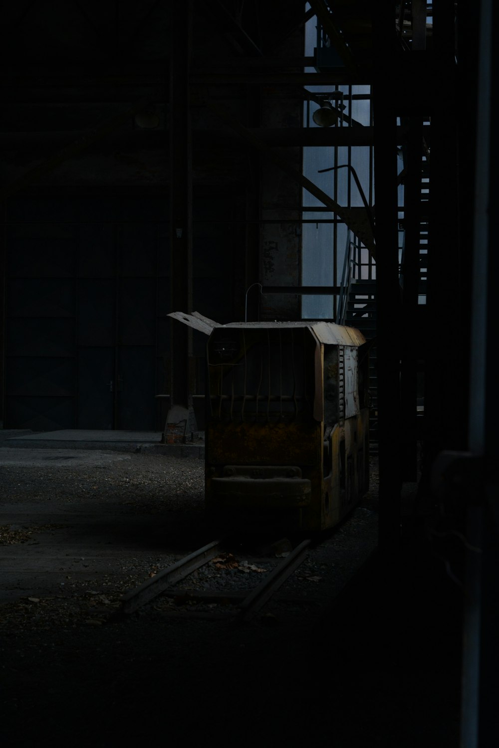 Un vieux wagon de train dans une pièce sombre