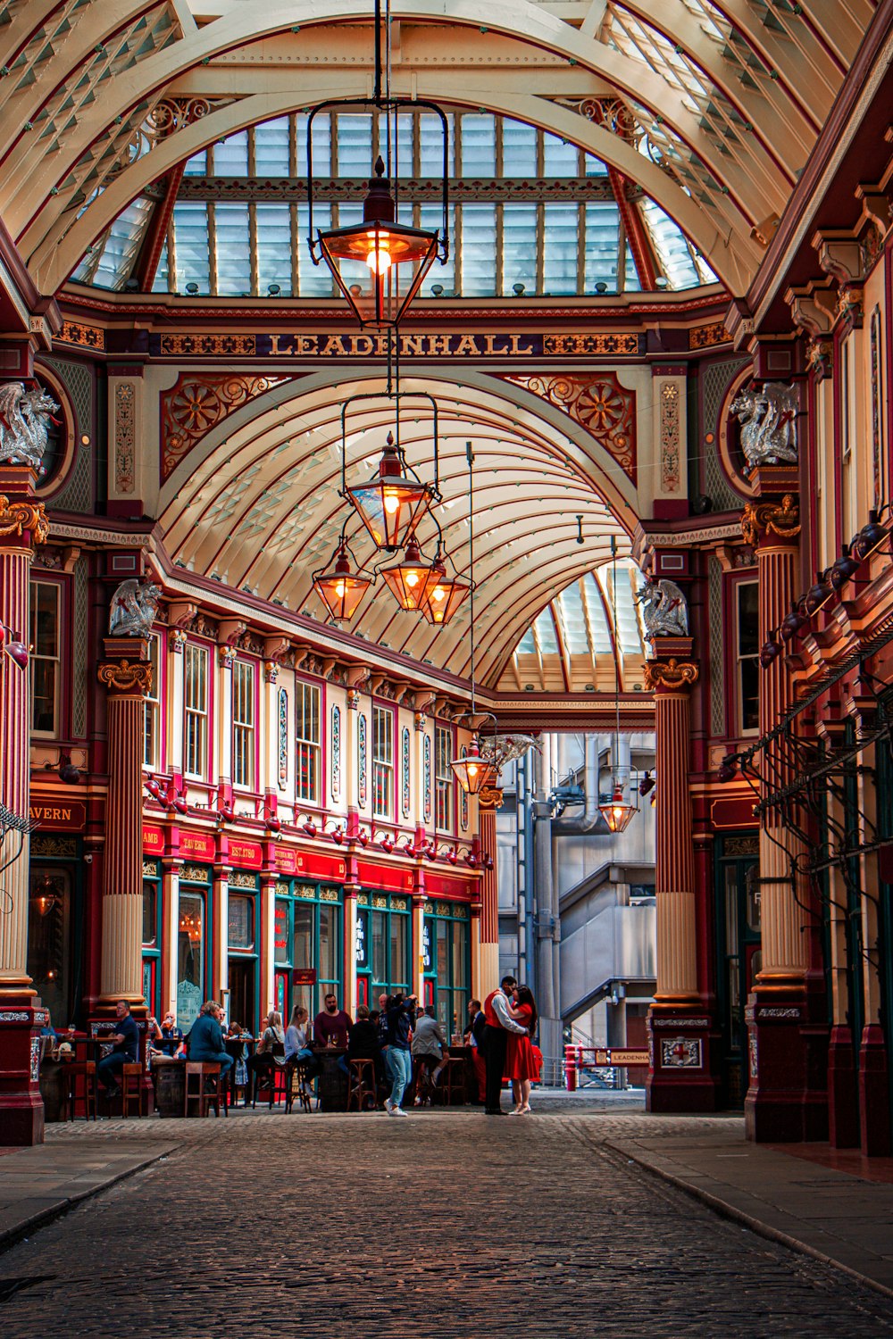 un gran edificio adornado con muchas ventanas con el mercado de Leadenhall en el fondo