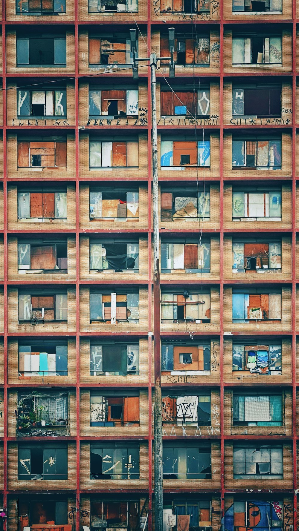 Ein Gebäude mit vielen Fenstern