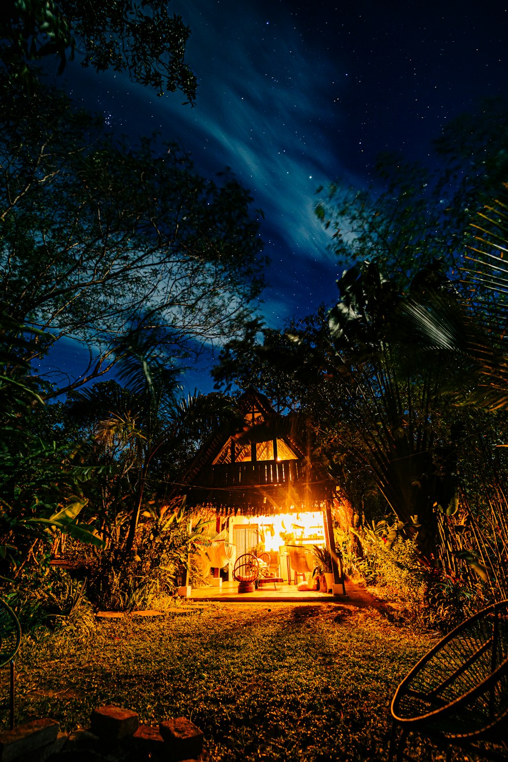 Una casa con una luce brillante nel cielo