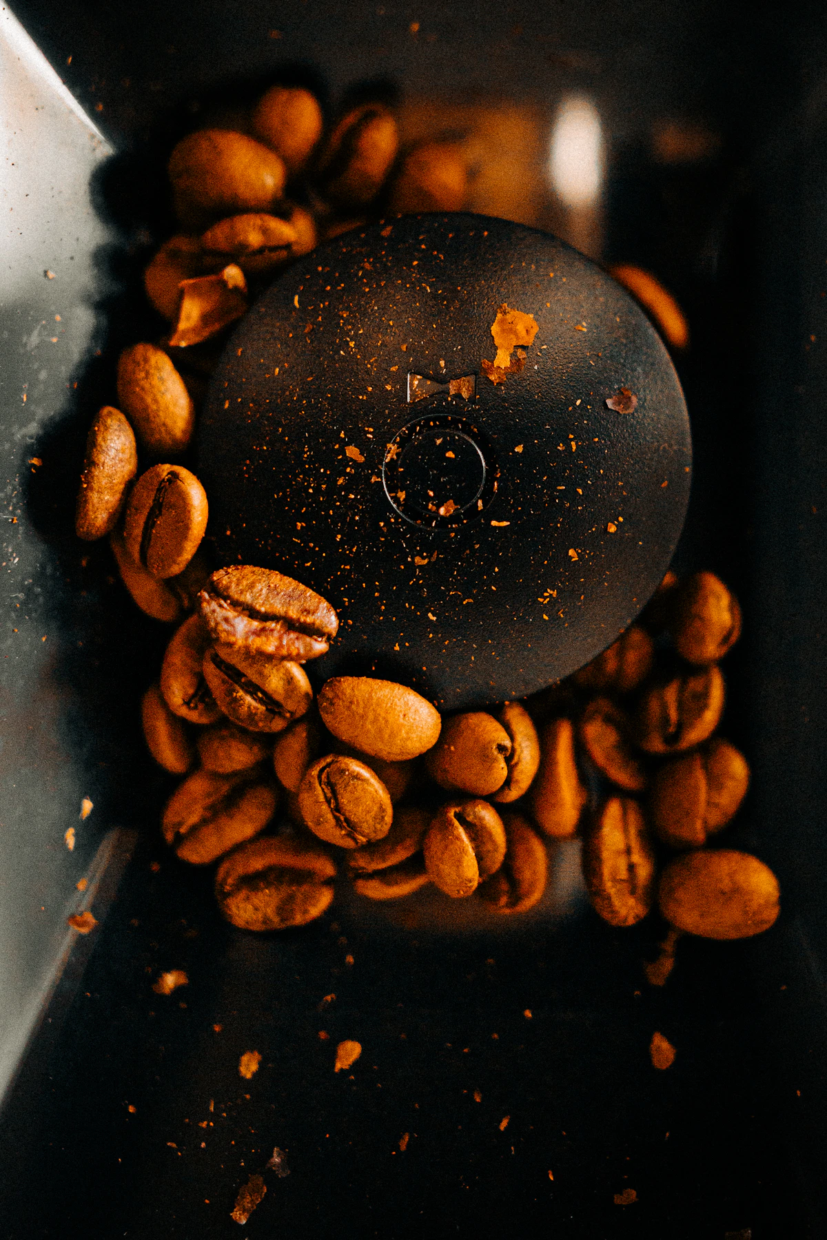 Koffiebonen malen voor een verse kop koffie