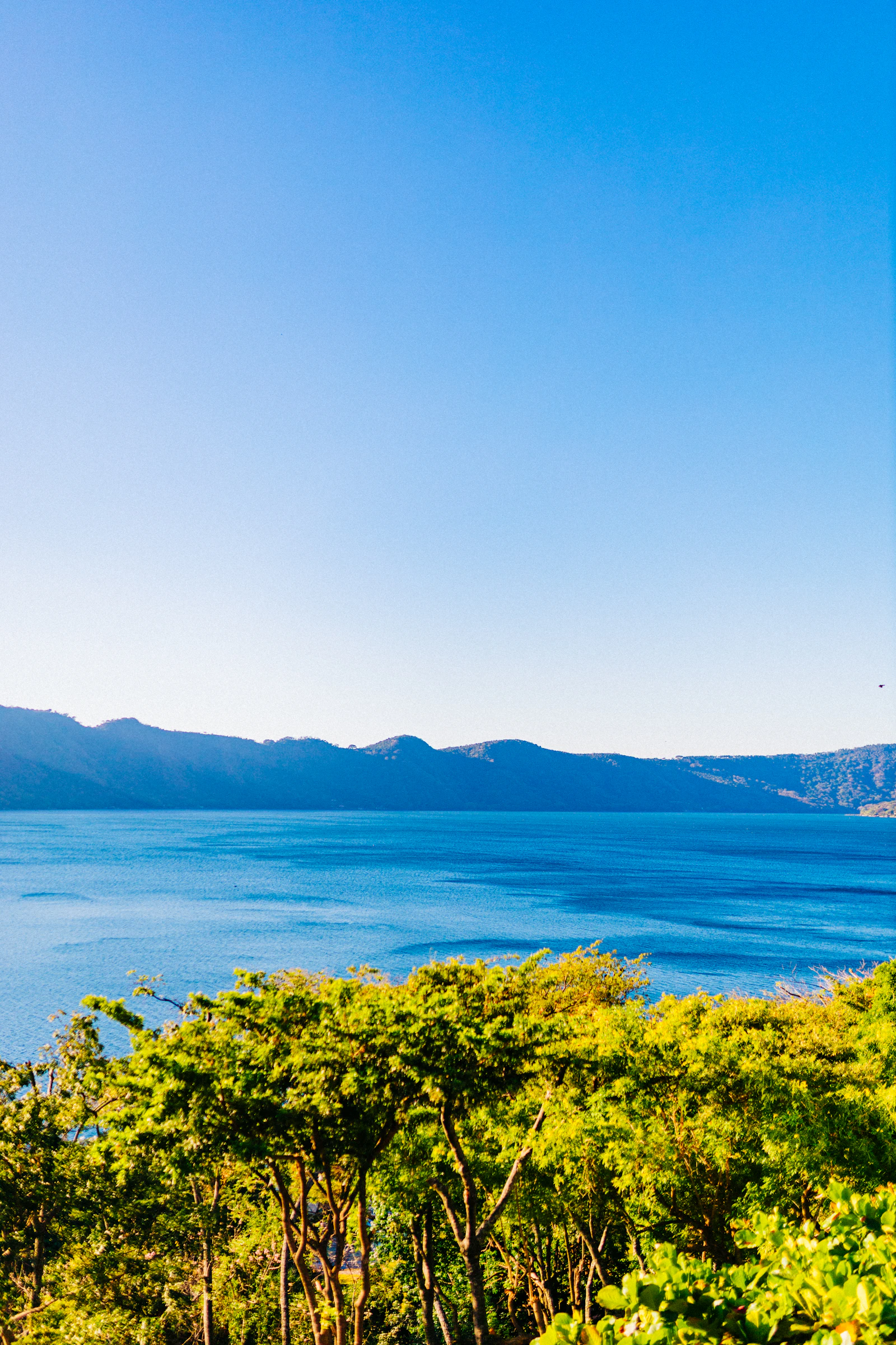Lago de Coatepeque rodeado de montañas, El Salvador