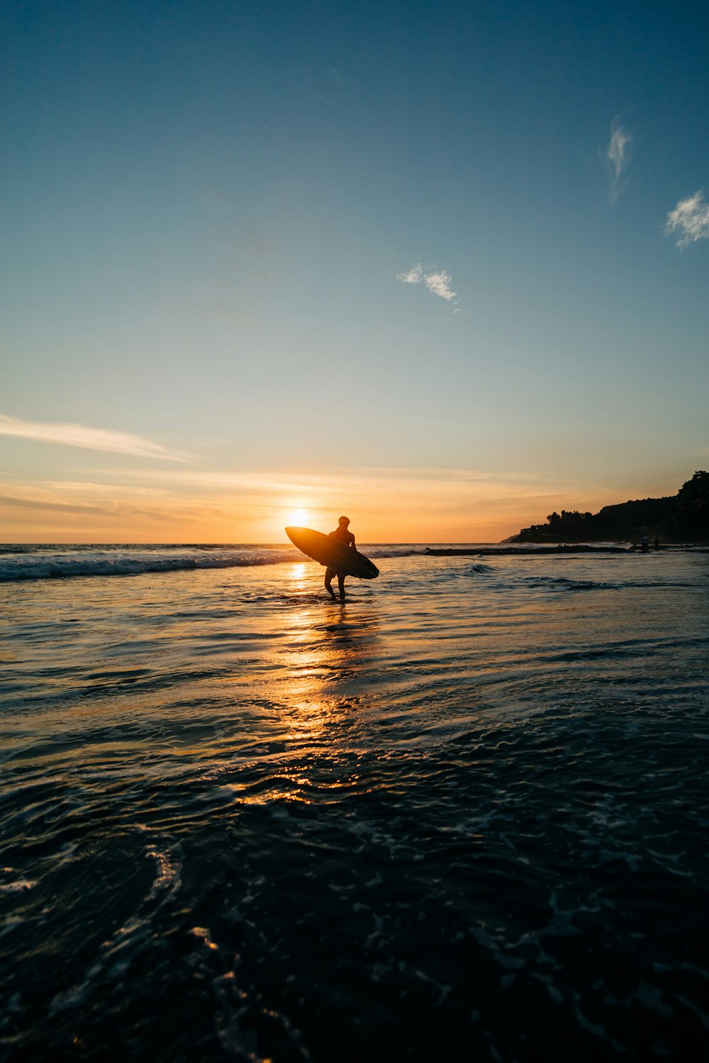 une personne sur une planche de surf dans l’eau