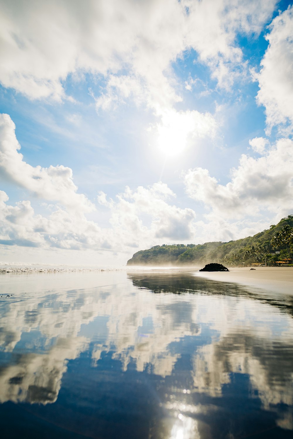 uno specchio d'acqua con terra nella parte posteriore