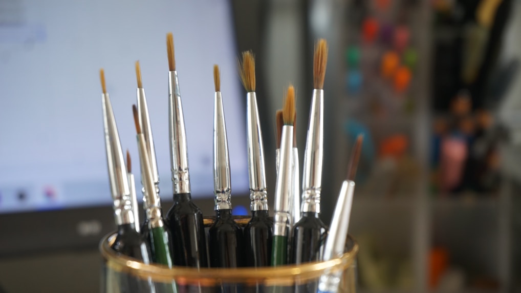 a group of pens in a holder