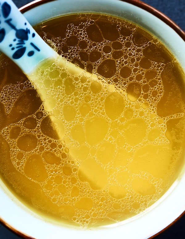 Caldo de Huesos con Jengibre y Cúrcuma