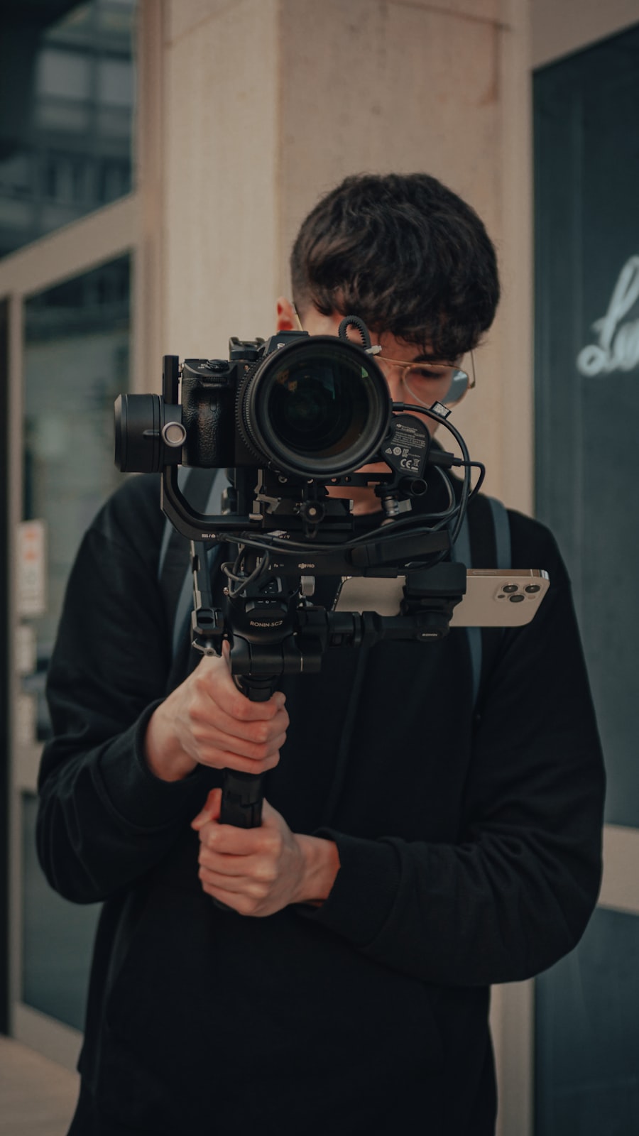 Videograaf maakt een woningvideo en social reels