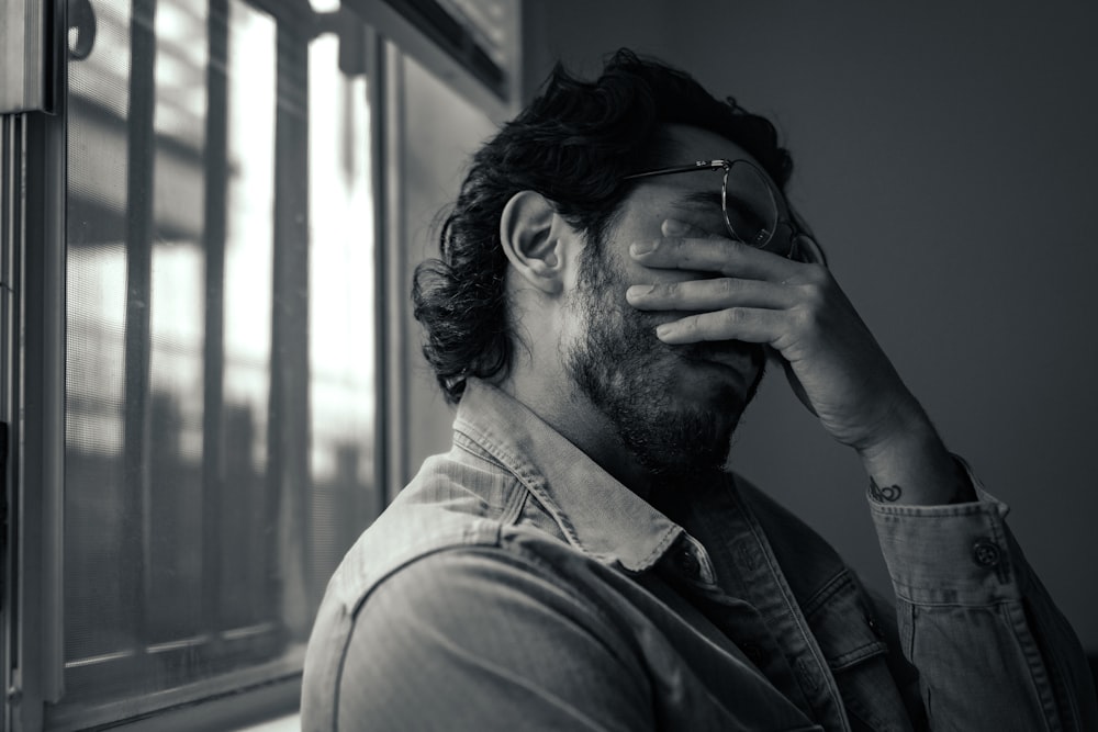 Un hombre con barba y gafas