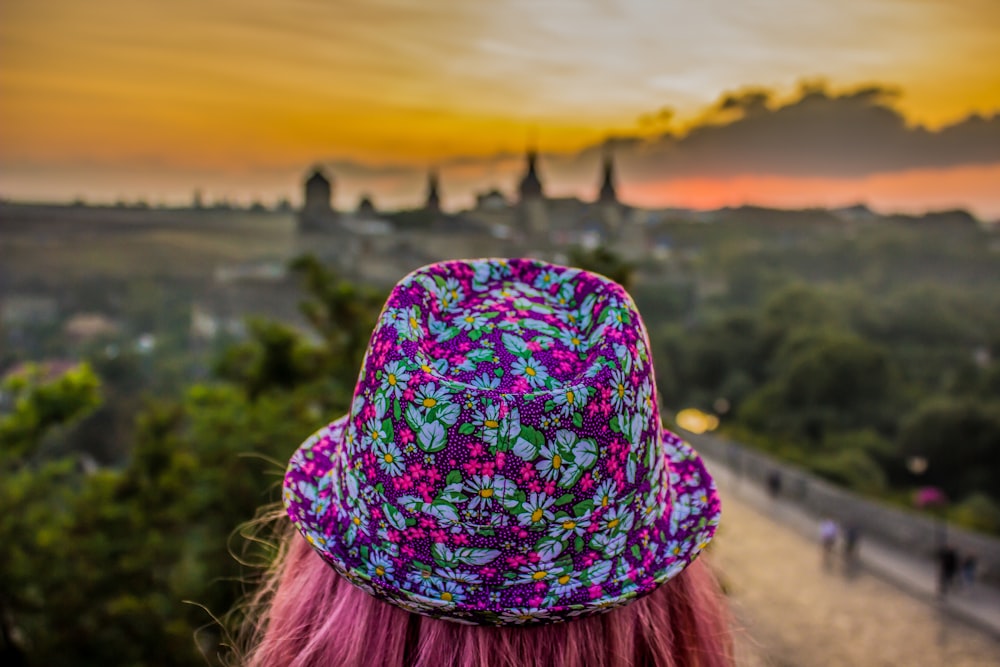 eine Person mit einer Blume im Haar