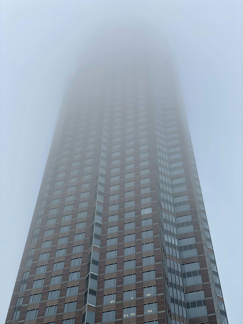 Un edificio alto con muchas ventanas