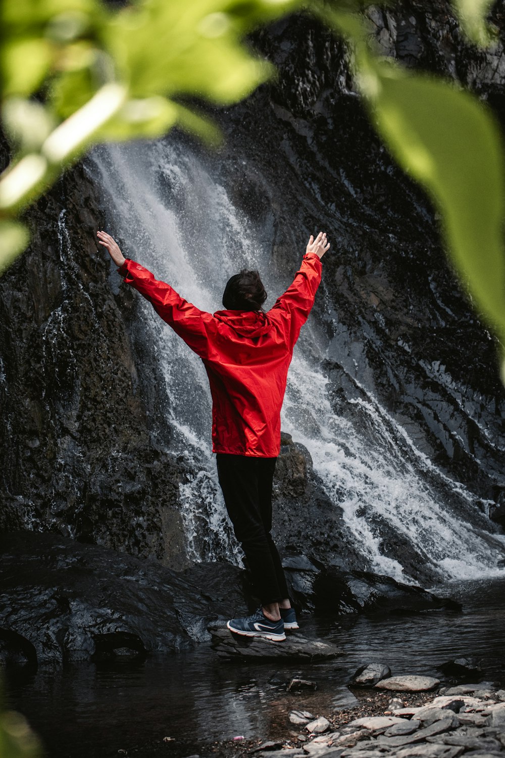 Una persona parada en una cascada
