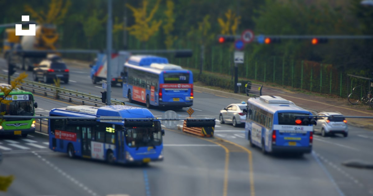 Foto zum Thema Eine Gruppe von Fahrzeugen auf einer Straße ...