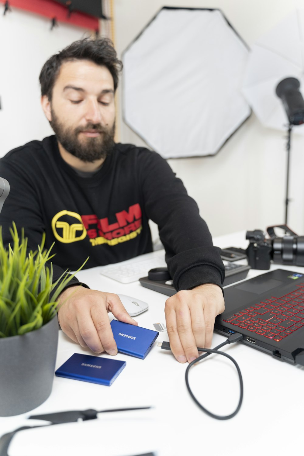 un homme assis à un bureau