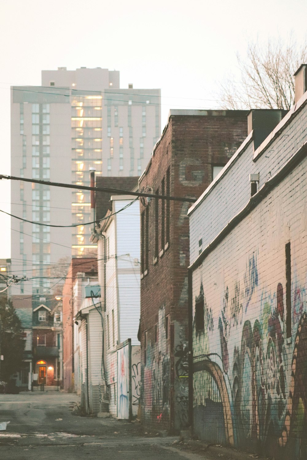 una calle con edificios a ambos lados