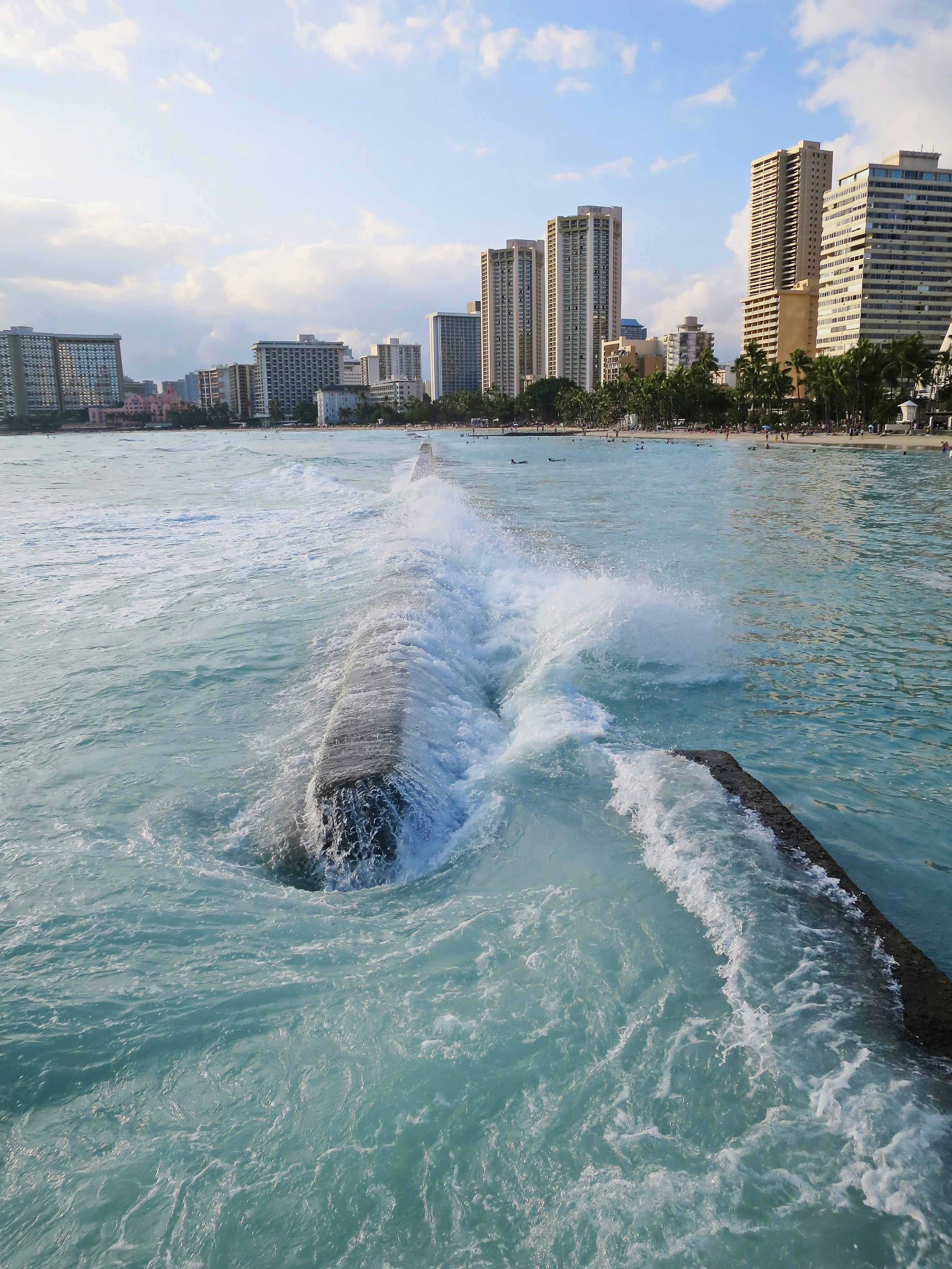 Un plan d’eau avec une ville en arrière-plan photo – Photo L'eau ...