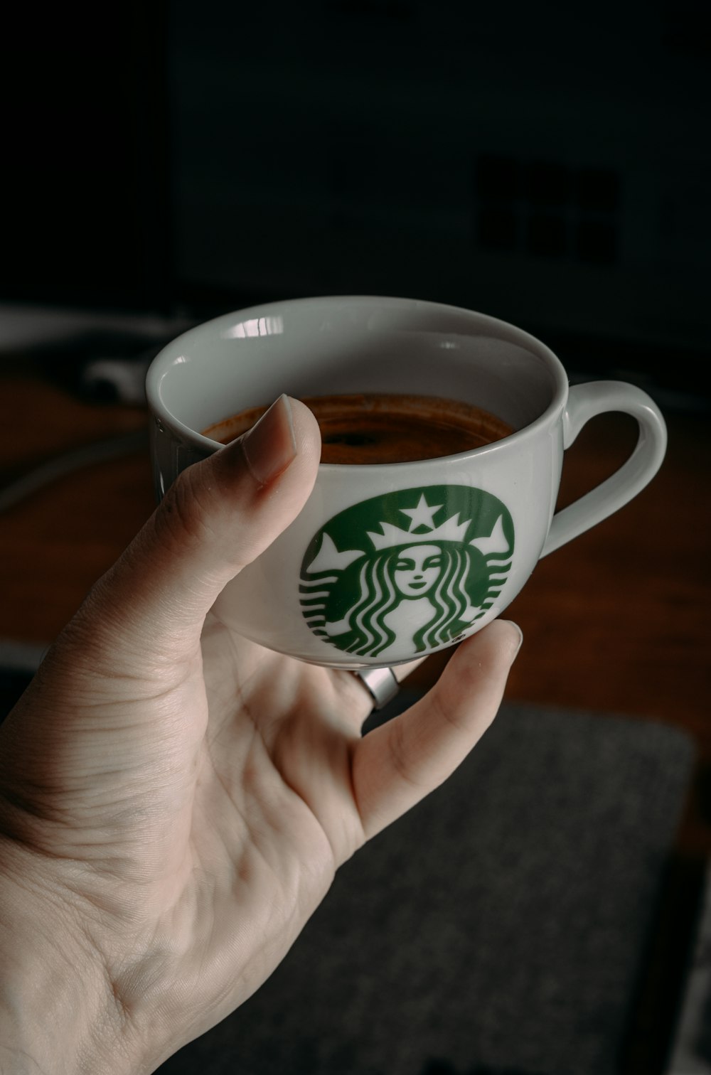 eine Hand, die eine Tasse Kaffee hält