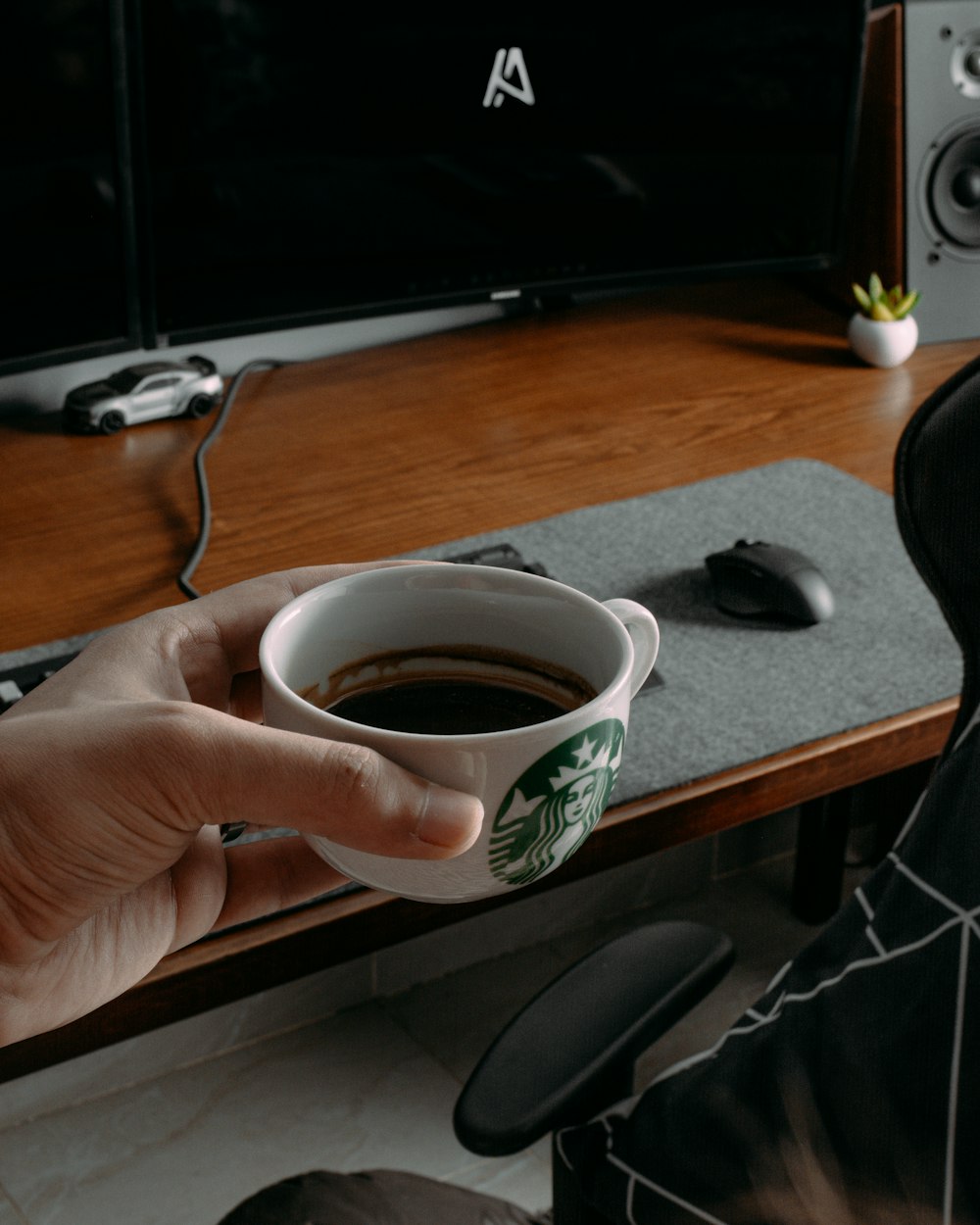 uma mão segurando uma xícara de café