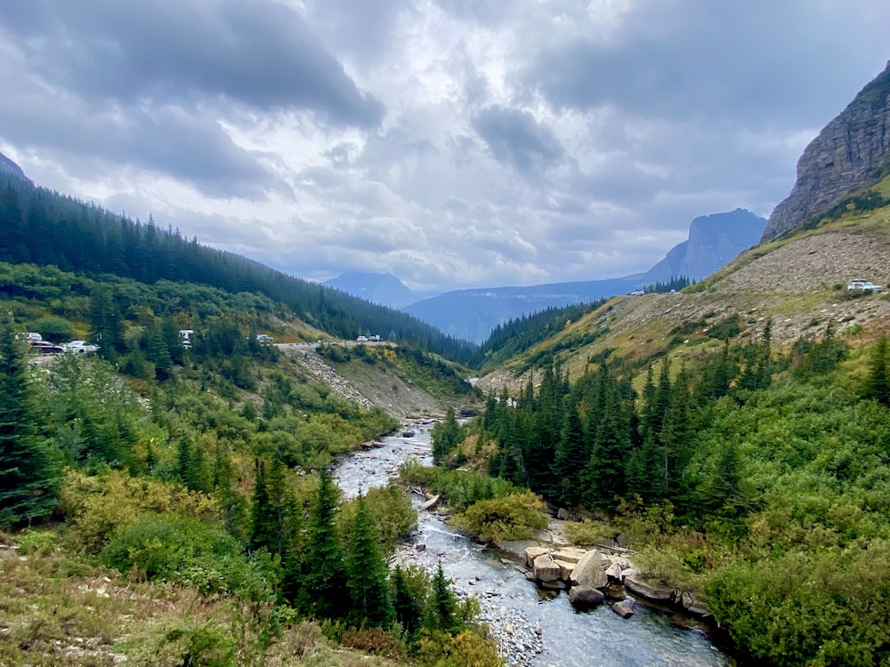 Un fiume che attraversa una valle