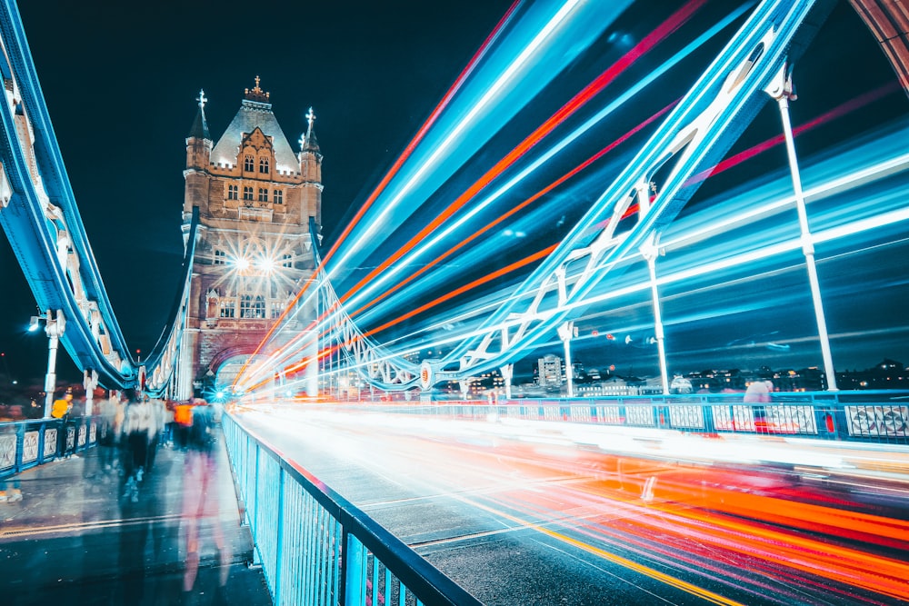 Un puente con luces