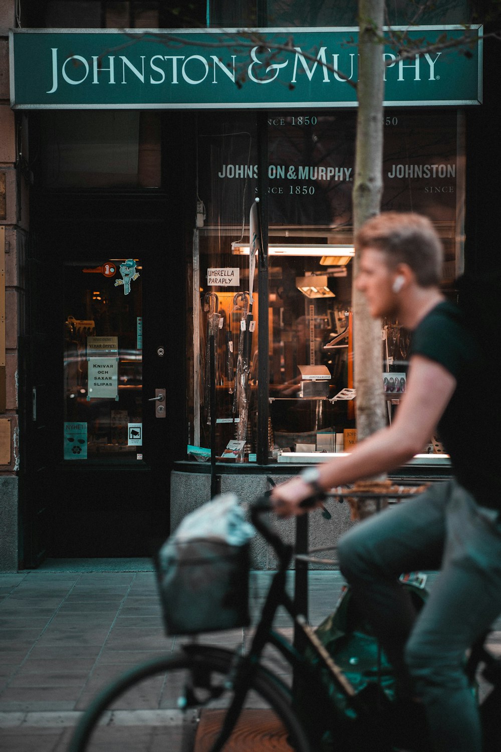 una persona montando en bicicleta