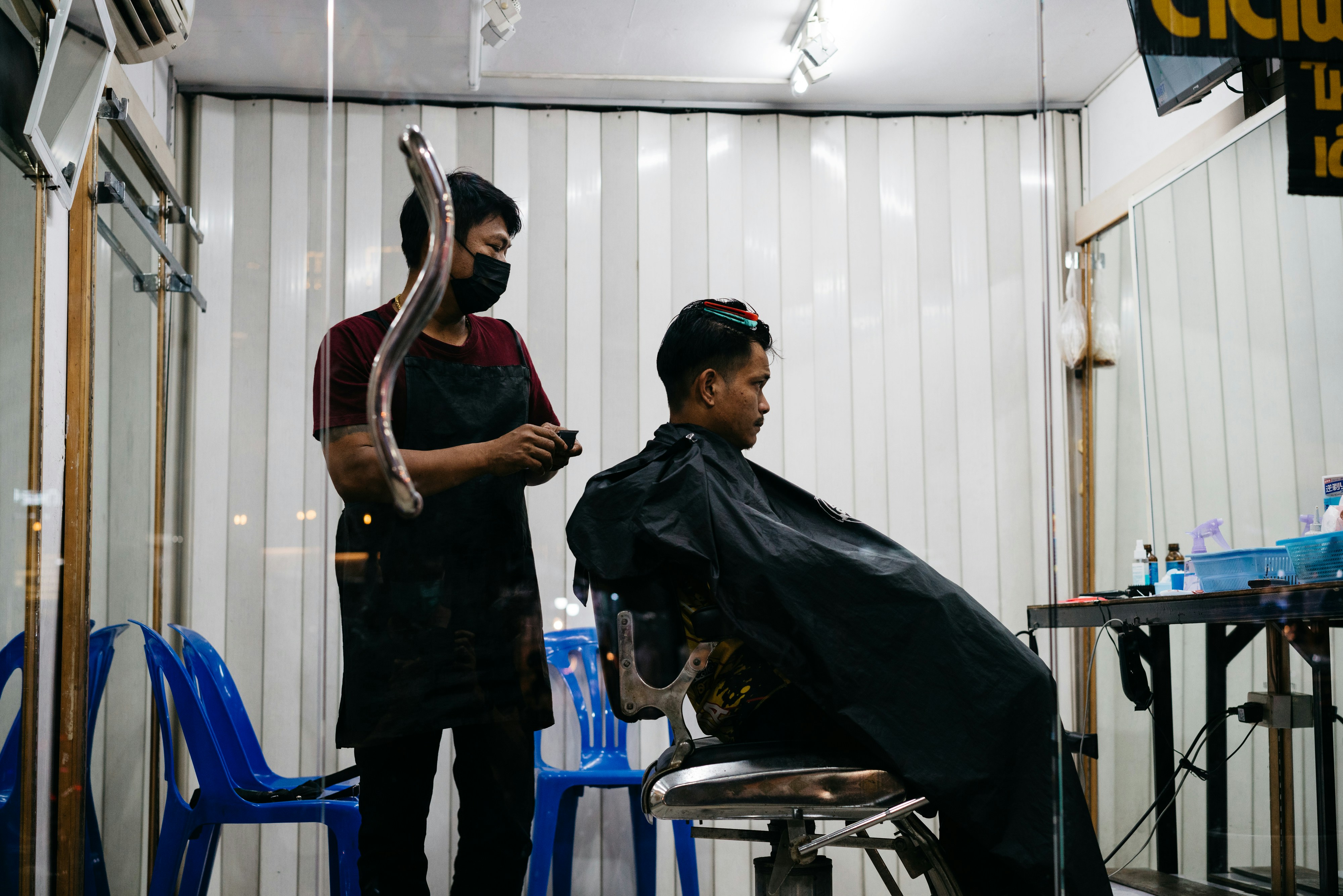 Seorang pria berdiri di samping tas barang bawaan