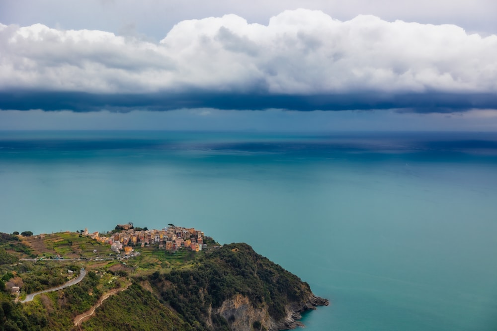 Una città su una collina vicino al mare