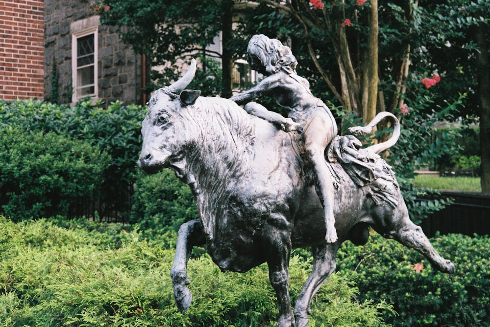 eine Statue einer Person, die auf einem Pferd reitet